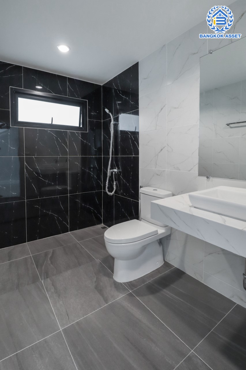 บ้านมือสองตกแต่งใหม่ หลังใหญ่พร้อมเข้าอยู่ ม.เมืองดี พุทธมณฑลสาย 2 หลังมุม เนื้อที่ 92.8 ตร.ว. ฟังก์ชันจัดเต็ม 4 ห้องนอน 4 ห้องน้ำ จอดรถได้ถึง 4 คัน บนทำเลใกล้ทางคู่ขนานลอยฟ้าบรมราชชนนี และเซ็นทรัลปิ่นเกล้า